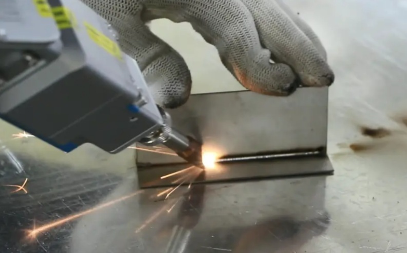 手持激光焊接機vs機器人焊接：2025年技術(shù)對比與展望