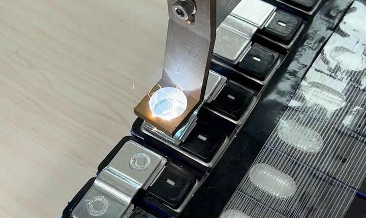 電池激光焊接設(shè)備售后服務(wù)與響應(yīng)時(shí)間對(duì)比