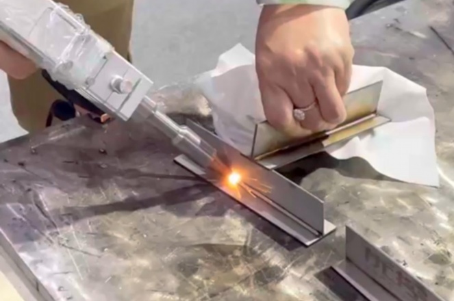 光纖激光焊接機焊縫變色的原因與處理方法