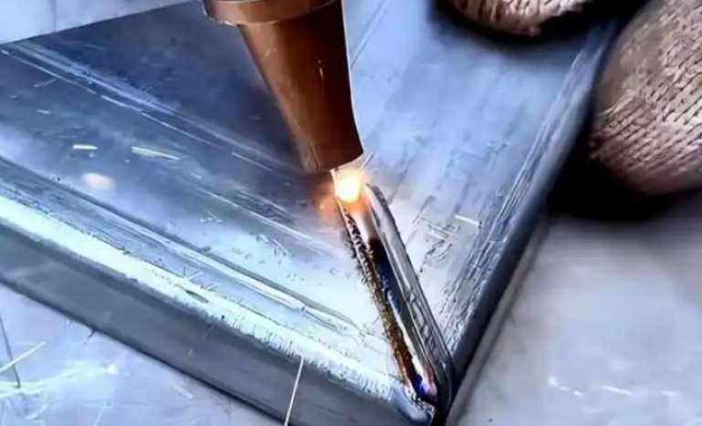 精密激光焊接機與光纖焊接機的區(qū)別在哪里